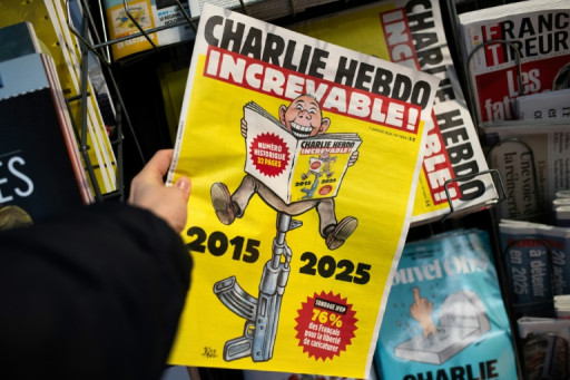 Dix ans après les attentats, hommages et forte émotion devant l'"increvable" Charlie Hebdo et l'Hyper Cacher