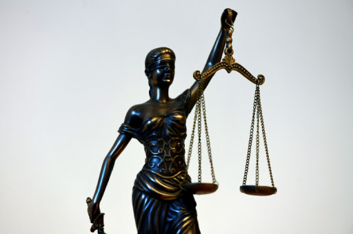 Jugé pour viols, un escroc multirécividiste décrit comme en difficulté pour "résister à la frustration"