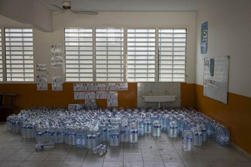 À Mayotte, depuis le cyclone, les habitants courent après l'eau en bouteille