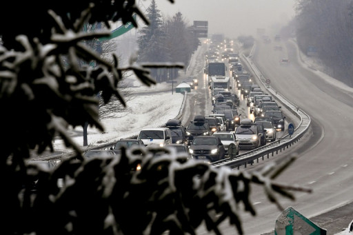 "Huit kilomètres en cinq heures": longue nuit sur la route des stations de la Tarentaise après un éboulement