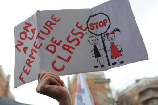 Enseignement: mobilisation à Paris contre les fermetures de classes