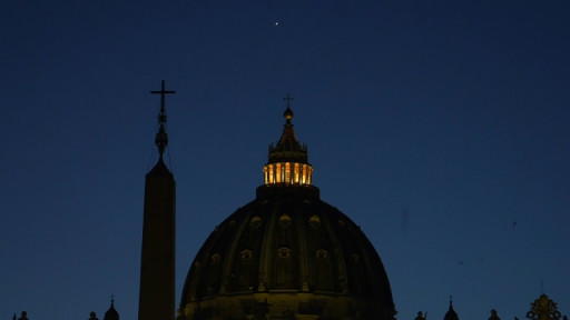 En l'absence du pape, le Vatican plongé dans une "zone grise" qui dure