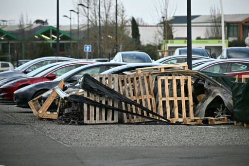 Tesla incendiées: un collectif anarchiste revendique l'action