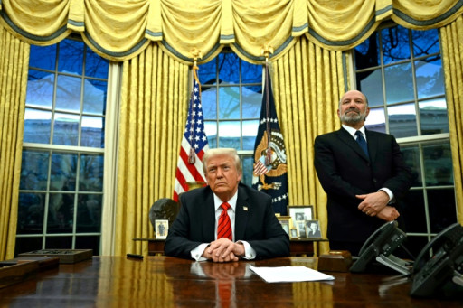 Les représailles se multiplient face aux droits de douane de Trump, qui surenchérit