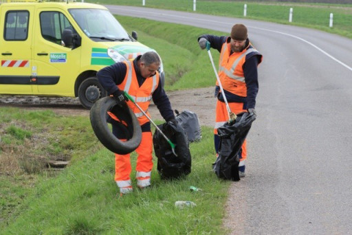 Opération nettoyage sur les routes du département mosellan