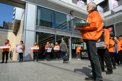 L214 amène des cadavres de porcelets devant un Leclerc parisien