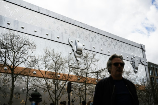 Paris: des élus saisissent la justice contre la malle géante Louis Vuitton sur les Champs-Elysées