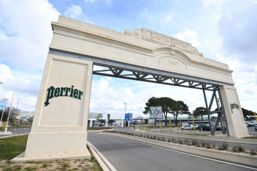 Perrier: Nestlé Waters promet de se conformer mais l'avenir reste incertain