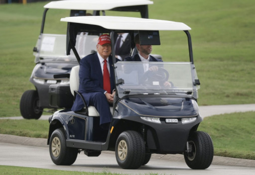 Trump invite à dîner les acheteurs de sa cryptomonnaie, un mélange des genres jamais vu