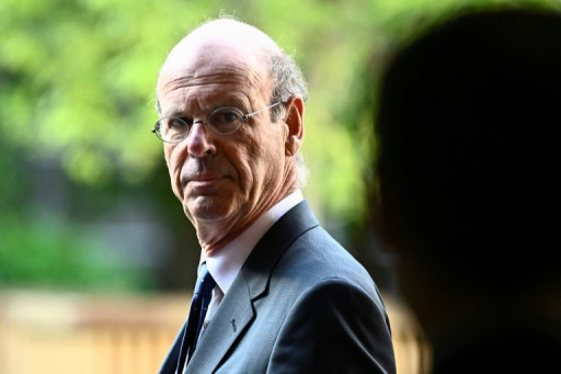 Déport d'Eric Lombard: un casse-tête inédit pour le gouvernement