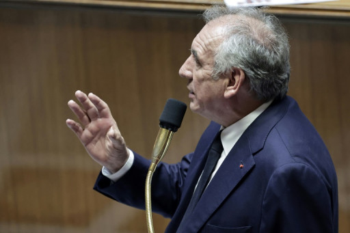 Sabotages électriques: la surveillance va être étendue "à tous les lieux critiques", dit Bayrou 