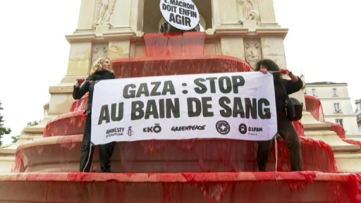 Des ONG colorent une fontaine en rouge à Paris pour dire "stop au bain de sang" à Gaza