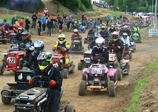 Boue et bonne humeur aux 24 heures d'endurance tondeuses