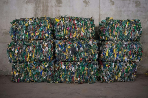 Plastique: le gouvernement présente un plan de réduction de la pollution plastique