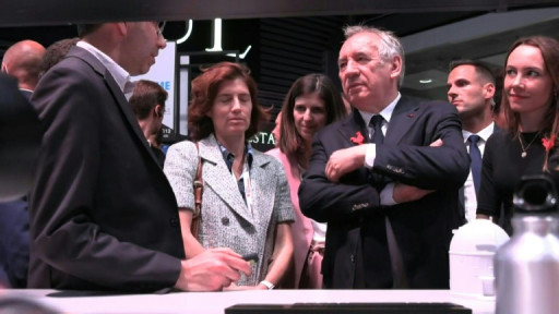 Bayrou exhorte "les grands" groupes de la tech à aider "les petits"