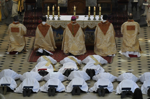 Le nombre de prêtres catholiques ordonnés repart à la baisse