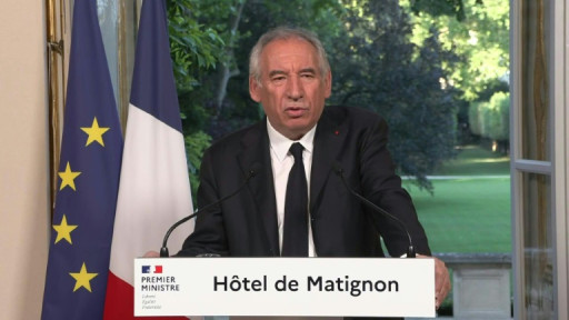 Retraites : Bayrou défend des "avancées" et temporise