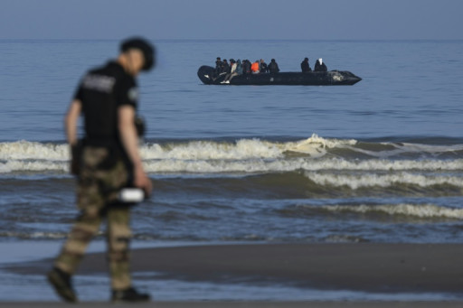 Sur la Manche, le ballet de canots-taxis venant chercher des migrants