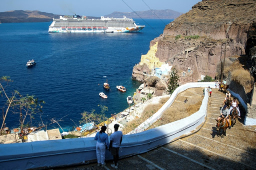 Grèce: les compagnies de croisière mises à contribution pour accoster à Mykonos et Santorin