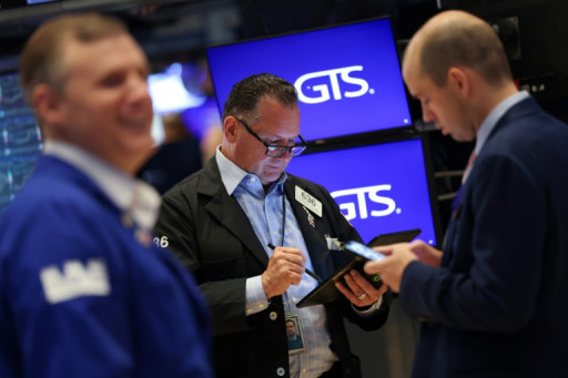 Wall Street termine en repli, encaisse les dernières annonces commerciales