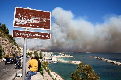 Incendie au nord de Marseille: le feu a gagné la ville