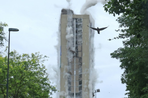 Nord: une immense tour d'habitation détruite par foudroyage pour remodeler un quartier