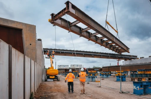 Rouen : Dans le quartier Flaubert, le pont Niki-de-Saint-Phalle émerge