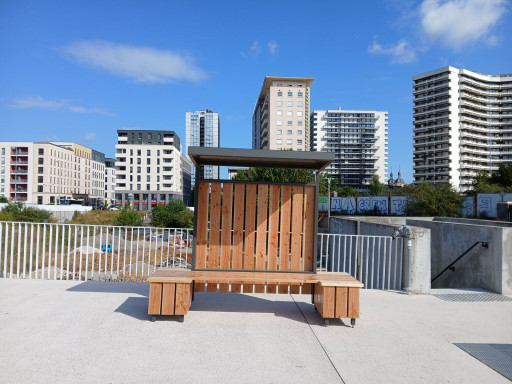 Deux bancs-pergolas installés sur le pont des Fusillés
