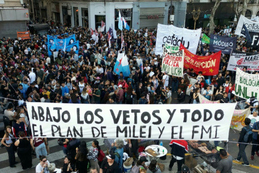 Argentine: manifestations contre les vetos de Milei, défié par le Parlement