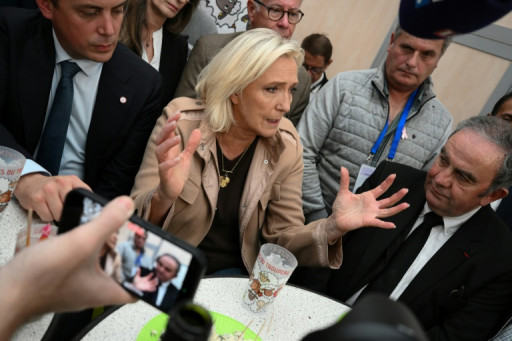 "Je censure tout", "la plaisanterie a assez duré", juge Marine Le Pen