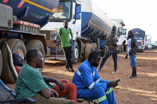 Carburant de "sang": ces chauffeurs routiers qui défient la mort pour ravitailler Bamako
