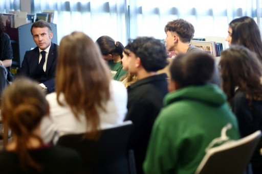 "Moi je n'ai pas vécu ça" : Macron échange avec des jeunes sur leur pratique des réseaux sociaux