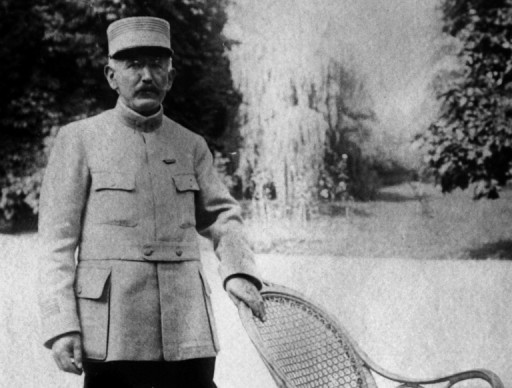 Alfred Dreyfus en passe d'être élevé au grade de général de brigade par le Parlement