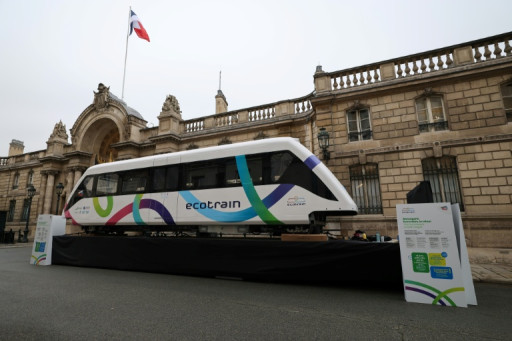 Ecotrain, petit train de la ruralité, fait un arrêt devant l'Elysée