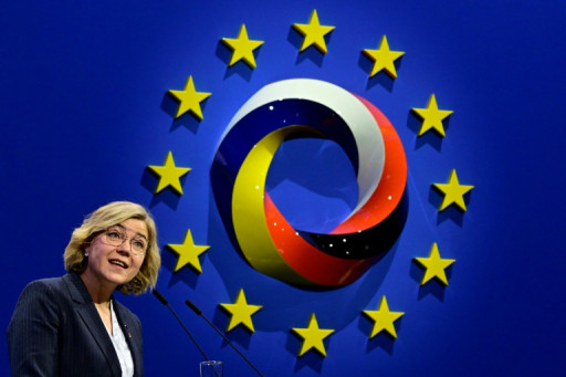 Sous pression, l'UE allège ses règles sur l'IA et les données