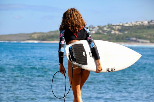 A La Réunion, après la crise requin, le surf reprend des couleurs