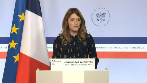 Accusé à droite de dérive "autoritaire", Macron réfute tout projet de "label d'Etat" pour les médias