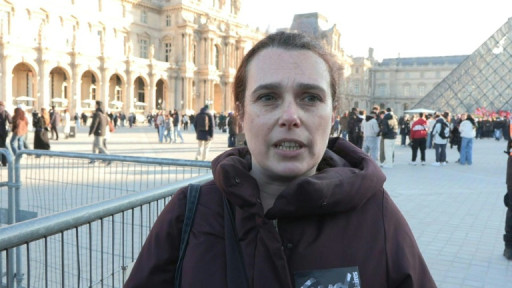 Devant le Louvre, des touristes déçus mais compréhensifs