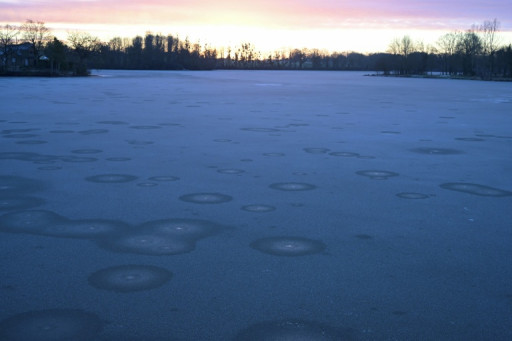 La neige perturbe le trafic dans l'ouest de la France, 26 départements en vigilance orange