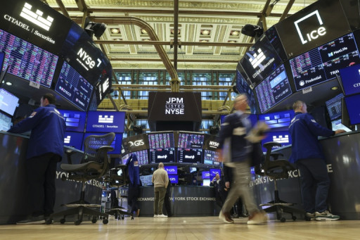 Wall Street termine en hausse, veut croire en l'indépendance de la Fed