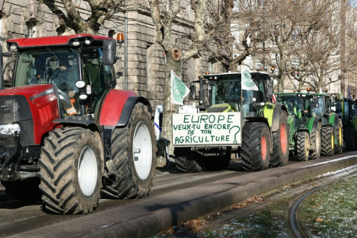 Mercosur: des milliers d'agriculteurs protestent devant le Parlement européen