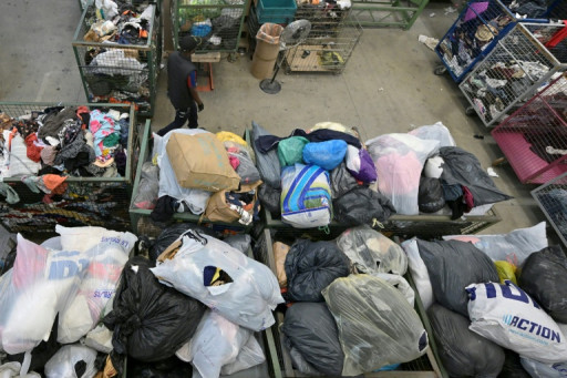 Collecte de vêtements en France: un modèle usé jusqu'à la corde