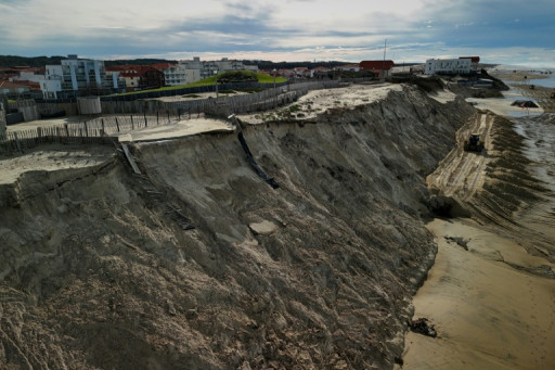 A Biscarrosse, une partie de la promenade s'est effondrée avec la tempête