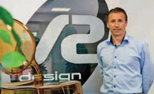 Le vendeur de meubles en ligneétend sa toile