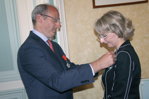 Véronique Dhotel reçoit les insignesde chevalier de la Légion d’honneur
