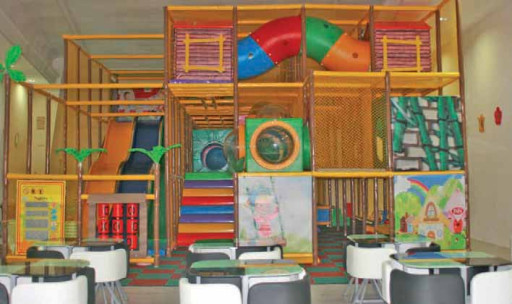 Umka l’ourson attend les enfants dans son aire de jeux