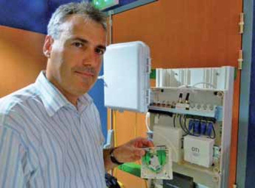 Decelect raccorde la télécommunication