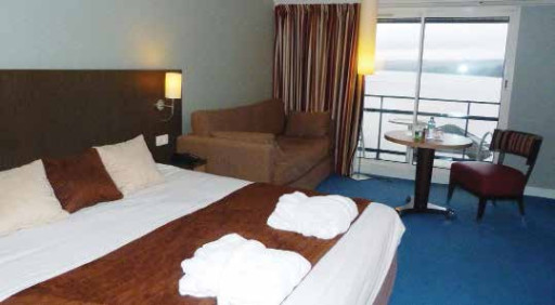 Trois belles étoiles au bord d’un lac