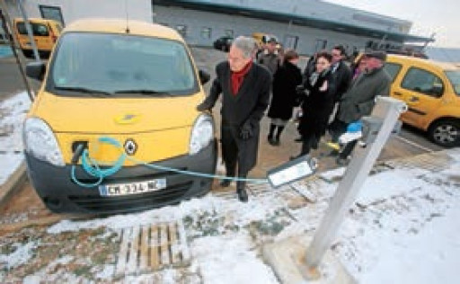La Poste mise sur les véhicules électriques pour réduire ses coût