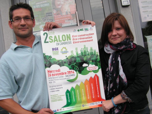 Un salon avec le label RGE en toile de fond
